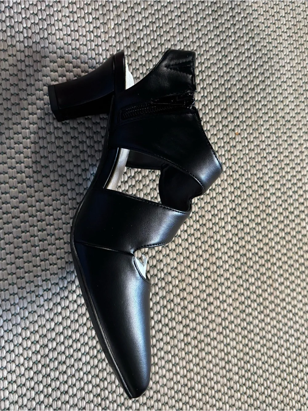 Easy Street Venue Women's Asymmetrical High Heel Size 6.5 Black